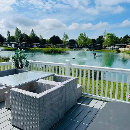 Lakeview Winter With Hot Tub شاليه