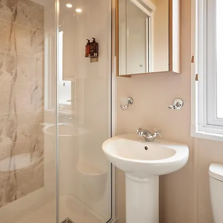 Lakeview Winter With Hot Tub ヨーク