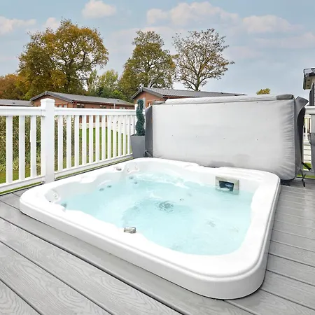 Alpesi faház Swan With Hot Tub York