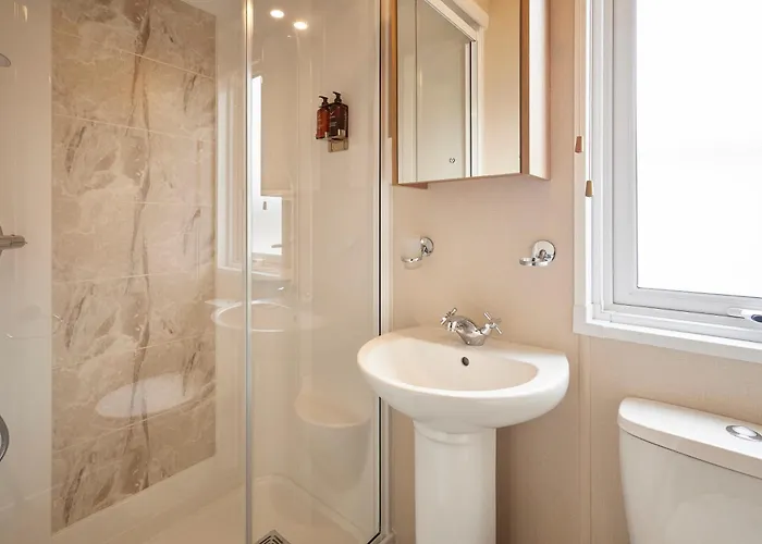 Lakeview Winter With Hot Tub ヨーク