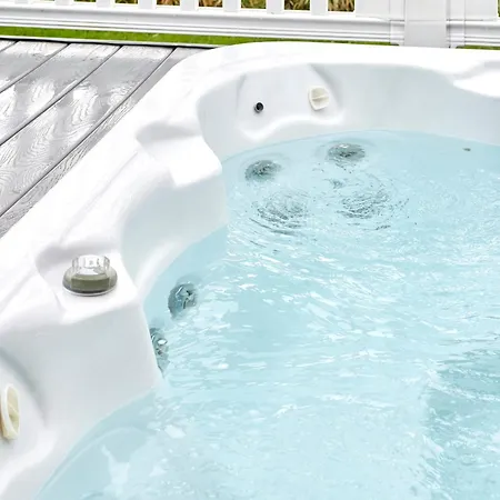 シャレー Lakeview Winter With Hot Tub ヨーク