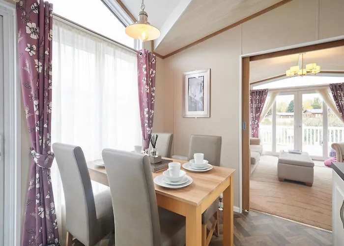 Lakeview Winter With Hot Tub ヨーク